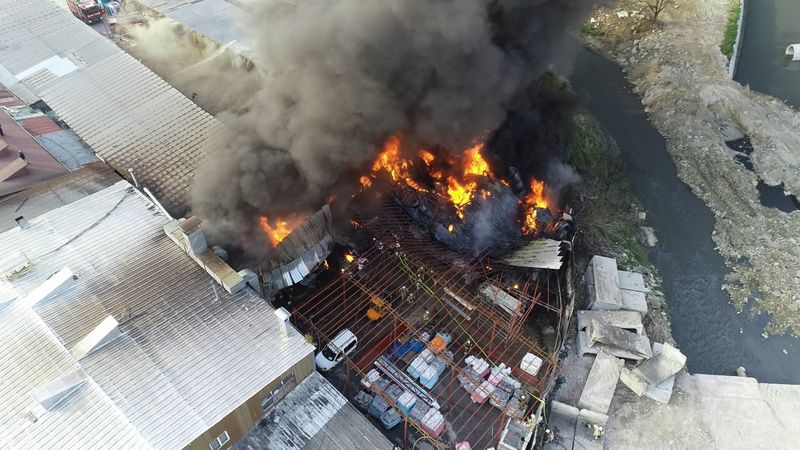 Halkalı'da geri dönüşüm tesisinde yangın çıktı