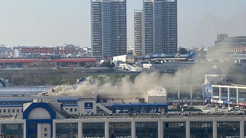 Bayrampaşa'daki 15 Temmuz Demokrasi Otogarı'nda yangın çıktı