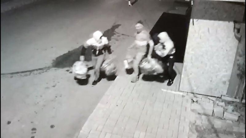 Karaman'da büfenin kilidini kırıp, hırsızlık yaptılar