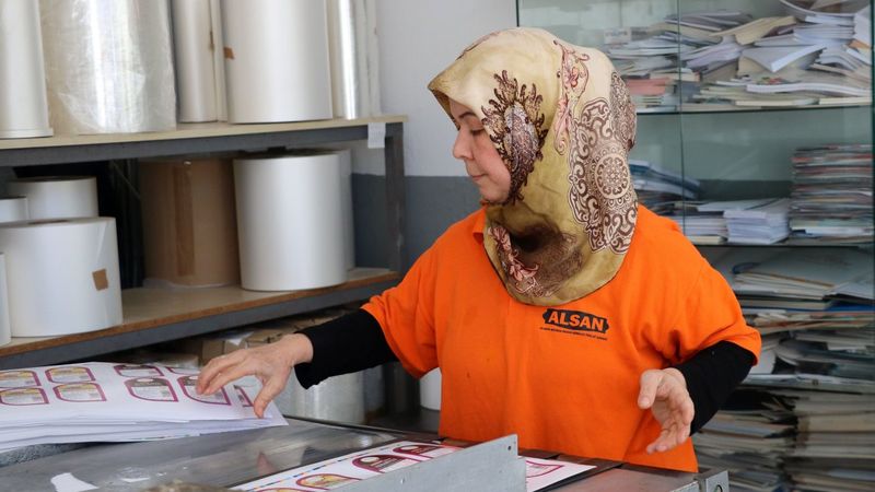 Kadın matbaa ustaları görenleri şaşırtıyor