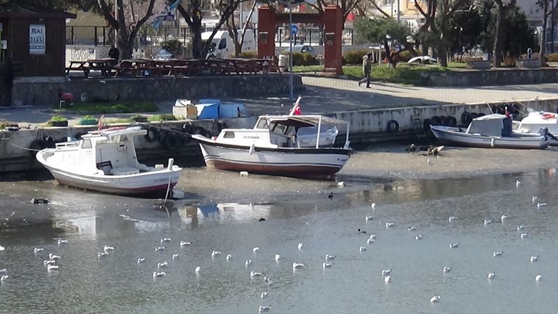 Sarıçay’da sular çekildi, tekneler karaya oturdu