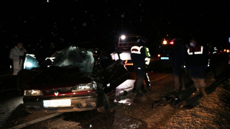 Niğde’de otomobil kamyona arkadan çarptı: 27 yaşındaki sürücü öldü