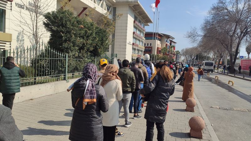İstanbul’da vergi daireleri önünde uzun kuyruklar oluştu