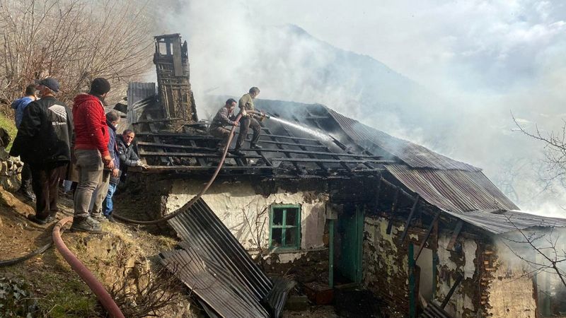 Gümüşhane’de ev ve ahır yandı, hayvanlar son anda kurtarıldı