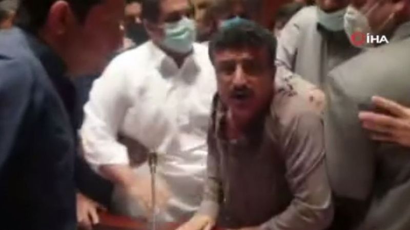 Pakistan’da meclis karıştı,milletvekilleri birbirine saldırdı