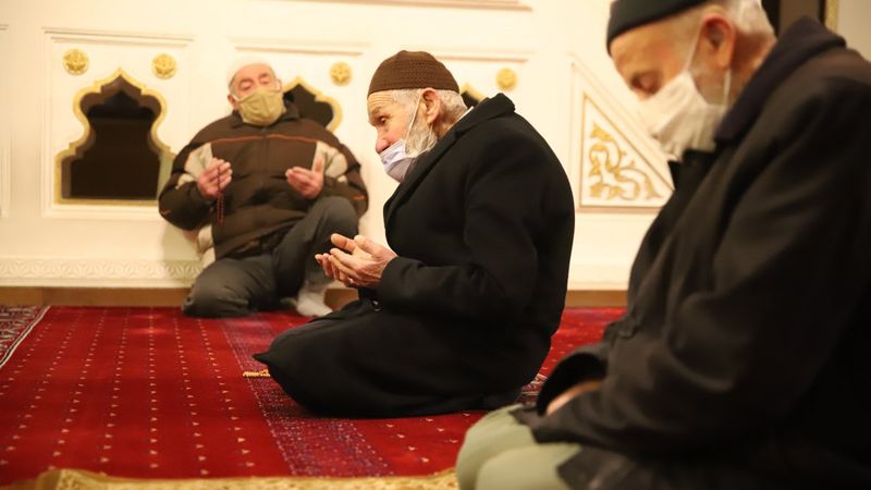 Elazığ’da 65 yaş üstünün sabah namazı mutluluğu