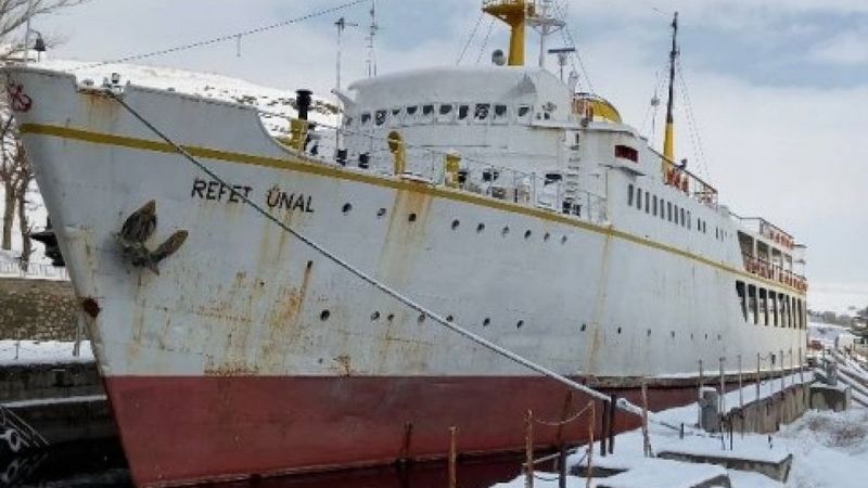 Van'daki atıl durumdaki feribot otel oluyor