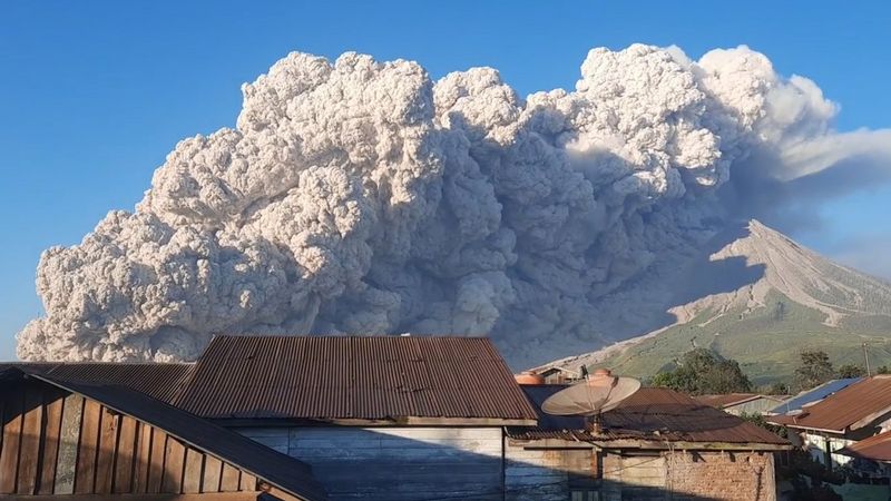 Endonezya'da yanardağ patladı