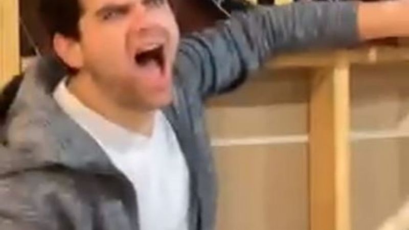 Kanada'da eline dart saplanan genç