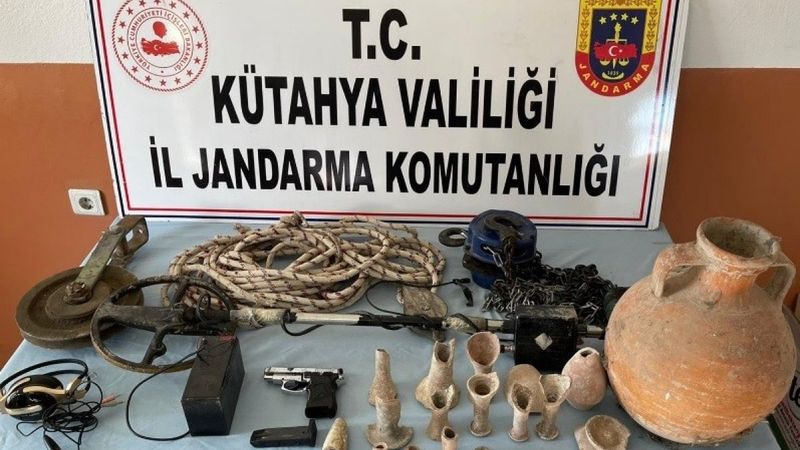 Kütahya'da defineciler suç aletleri ile yakalandı