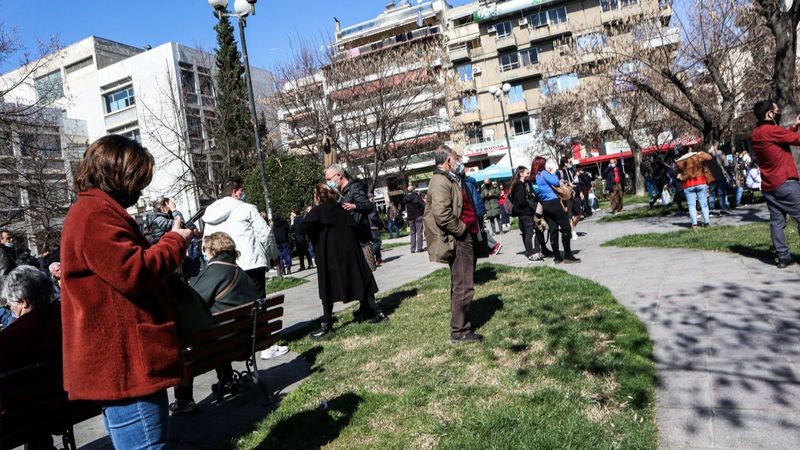Yunanistan'da deprem anları kameralara yansıdı