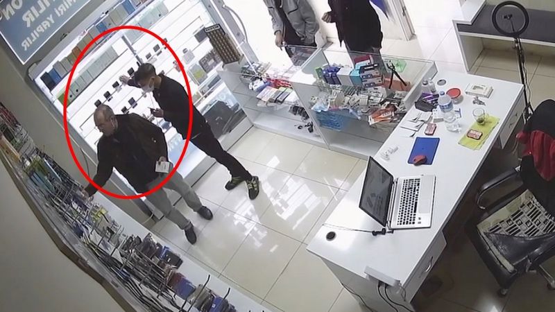 Bursa’da fenomeniz deyip telefonları çalan hırsızlar kamerada