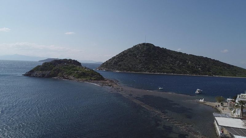 Bodrum'da deniz çekildi, kral yolu gün yüzüne çıktı