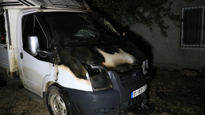 Adana’da bir kişi ağabeyinin kamyonetine yanıcı madde döktü