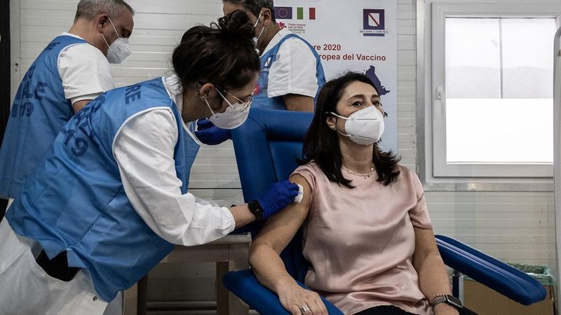 İtalya'da koronavirüsü atlatanlara tek doz aşı yapılacak