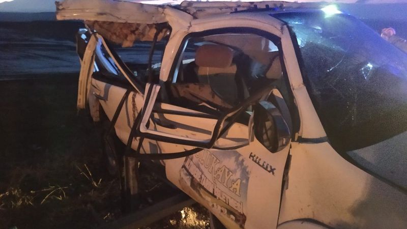 Van’da kamyonet takla attı, şoför içinde sıkıştı