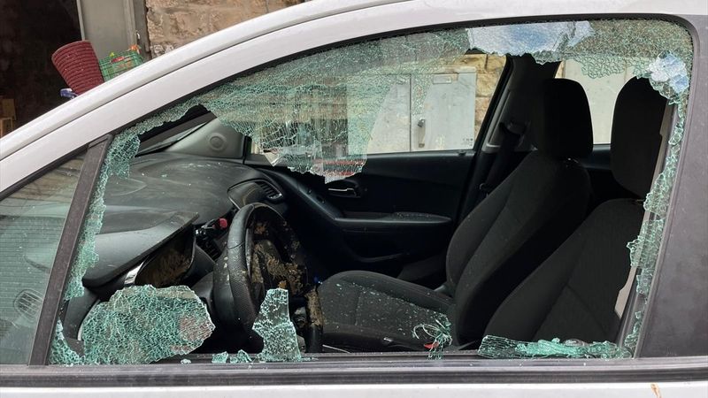 AA ekibi ve aracı Kudüs’te saldırıya uğradı