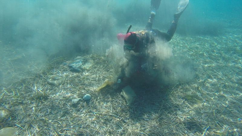 Bodrum'da dalgıçların yaptığı deniz dibi temizliğinde bir ton atık toplandı