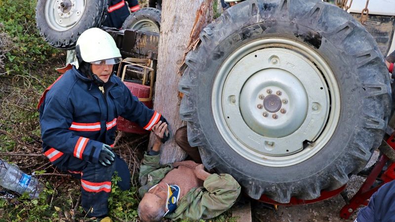 Manisa’da traktör devrildi, 81 yaşındaki adam altında kaldı