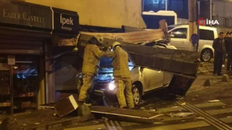 Küçükçekmece’de araç büfeye çarptı, şoför aracı bırakıp kaçtı