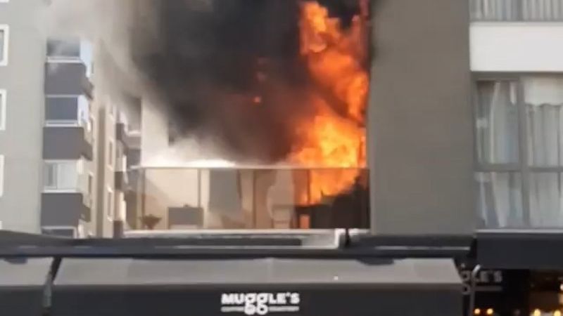 Bursa’da apartmanda yangın çıktı, kafedeki müşteriler son anda kurtuldu