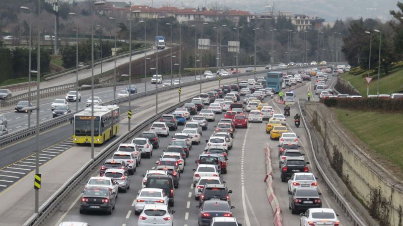 Kısıtlamasız ilk hafta sonunda İstanbul’da yoğun trafik