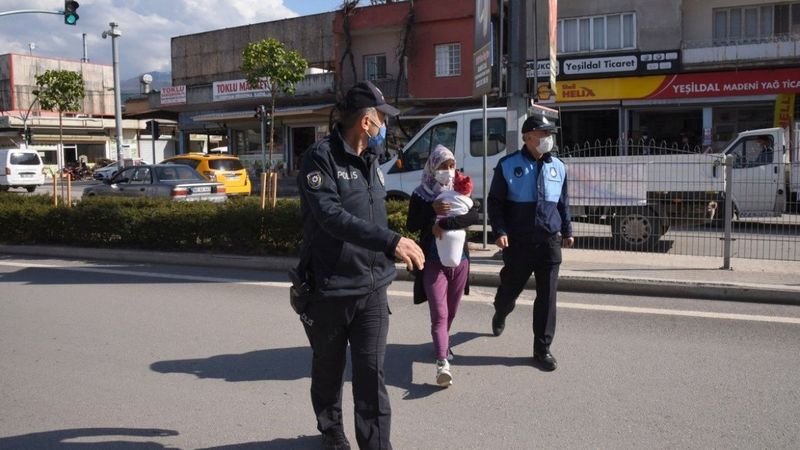 Osmaniye’de zabıtalar kaçan dilencileri kovaladı