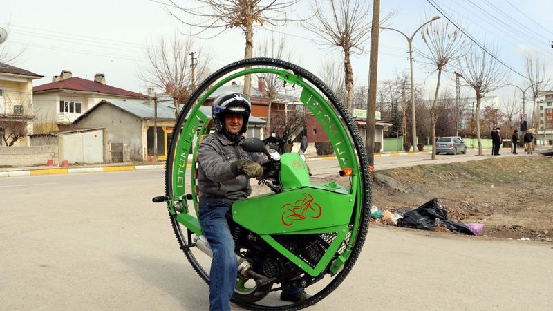 İranlı heykeltıraş tek tekerli motosiklet yaptı