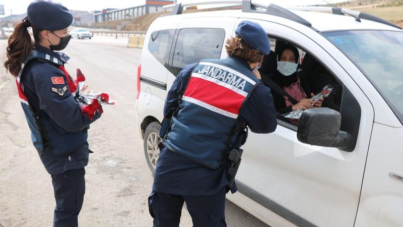 Kırıkkale'de jandarma ekiplerinden kadınlara karanfil sürprizi