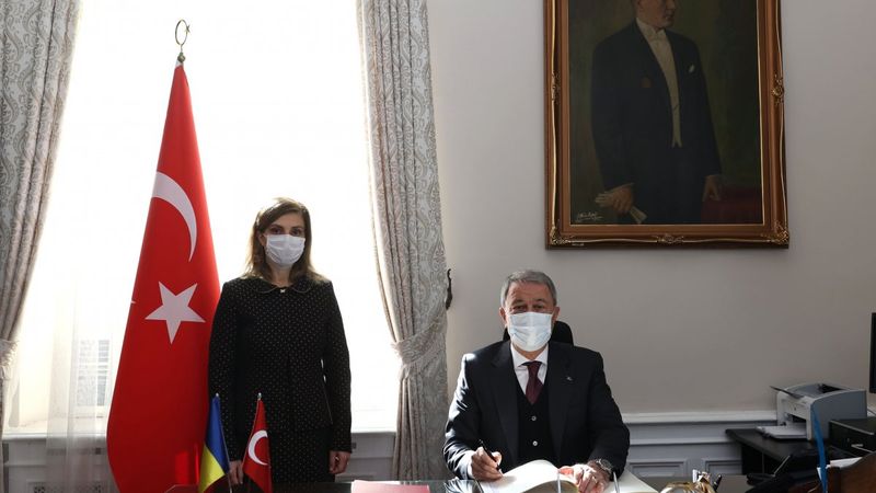 Milli Savunma Bakanı Akar Türkiye'nin Bükreş Büyükelçiliğini ziyaret etti