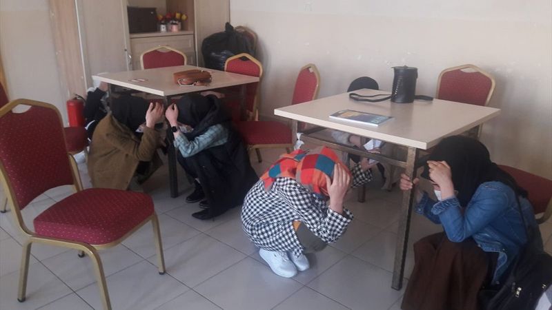 Bingöl'de öğrenciler deprem tatbikatı yaparlarken gerçek depreme yakalandı