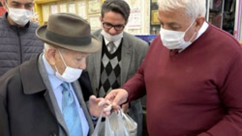 Gaziantepli Mehmet Dede, 58 yıldır ihtiyaç sahiplerine yardım ediyor