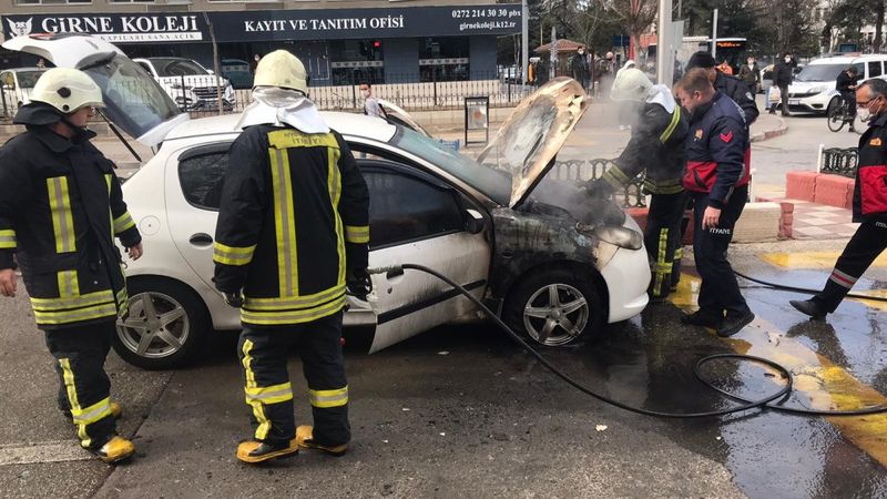 Afyonkarahisar’da aracı yanan sürücü canını zor kurtardı