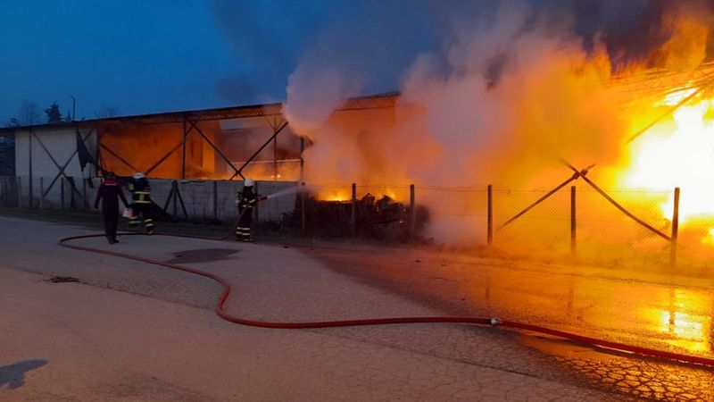 Düzce’de sebze halinde yangın: 1 ton soğan yandı