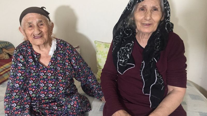 Adana’da 105 yaşındaki kadın 71 yaşındaki kızı ile aşı oldu