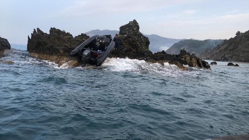 Mersin’de göçmenleri taşıyan bot kayalıklara çarptı