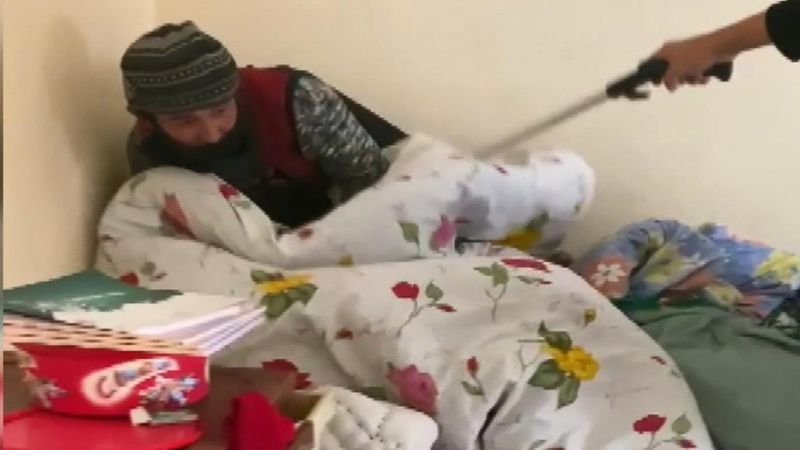 Esenyurt'ta hırsız battaniyenin altında yakalandı