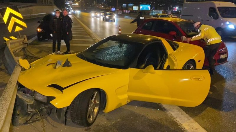 Kadıköy'de lüks otomobille bariyerlere çarptı