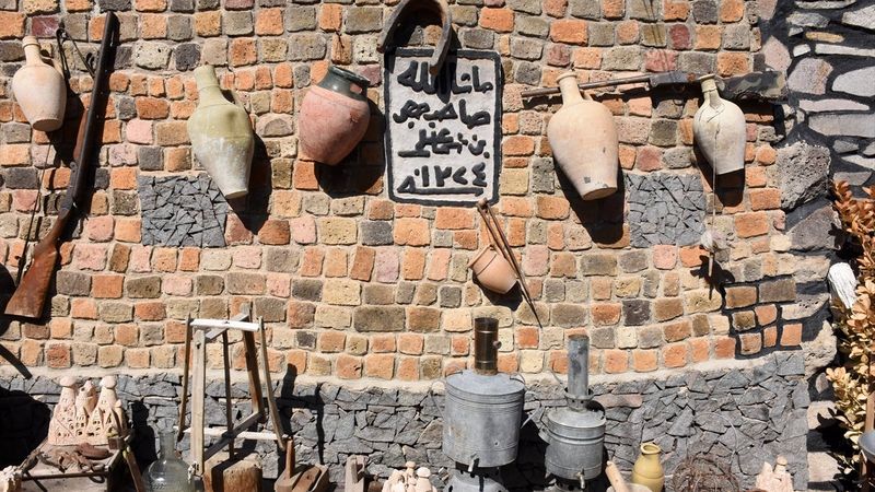 Kayserili fırıncı, evinin bahçesini sanat galerisine çevirdi