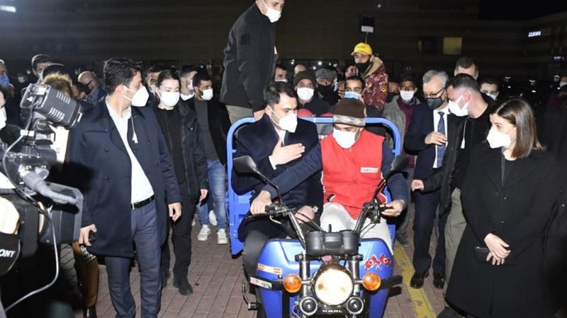 Murat Kurum, Keşan'daki Romanlara triportör hediye etti