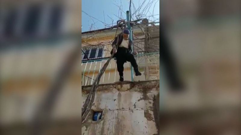 Adıyaman'da yaşlı adam, budamak istediği asmada asılı kaldı