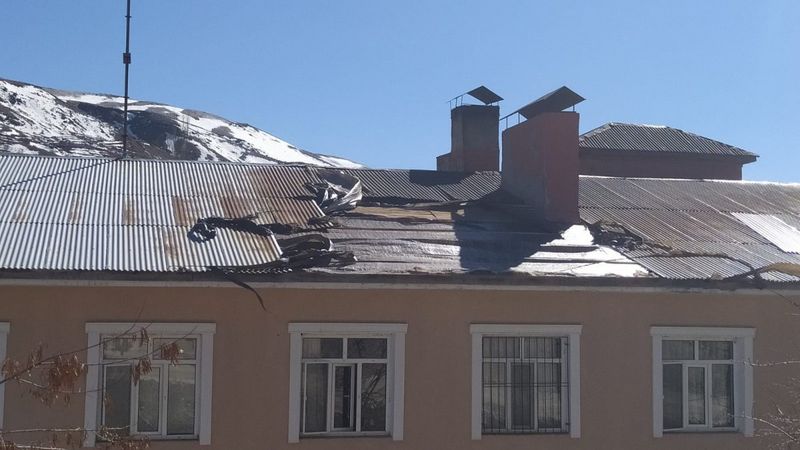 Adıyaman’da şiddetli rüzgar evlerin çatılarını uçurdu