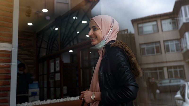 Genç Esra, yüzde 5 gören gözlerini tedavi ettirmek istiyor