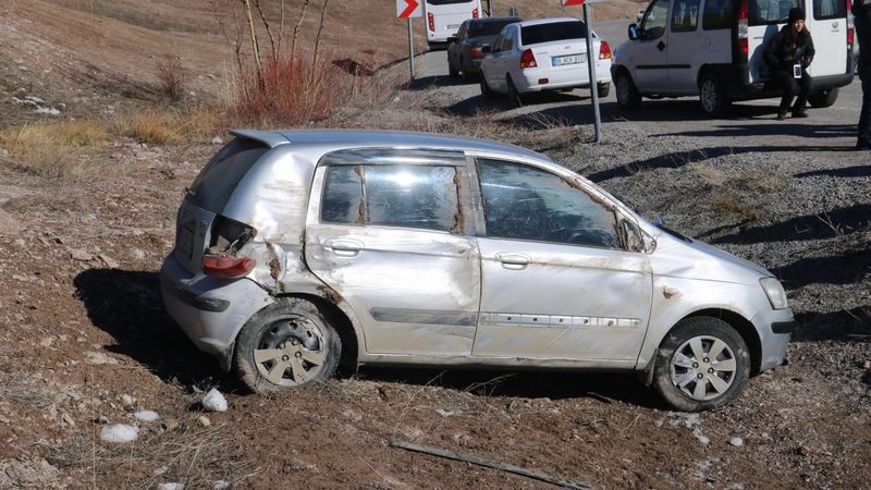 Sivas’ta virajı alamayan otomobil kaza yaptı