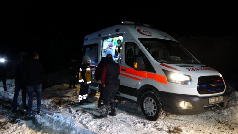 Muş'ta köy yolu kapandı, hastaya ulaşmak 5 saat sürdü