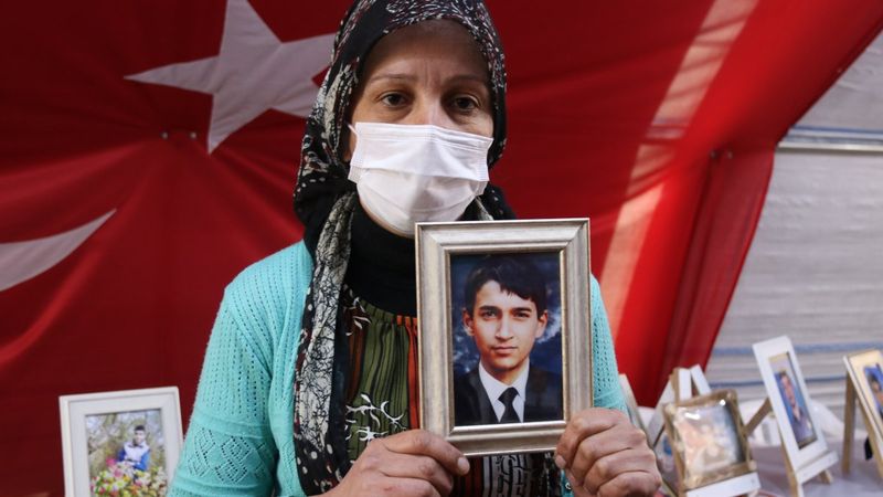 Teröristler, evladını isteyen annenin uzattığı Yasin-i Şerif’e tekme attı