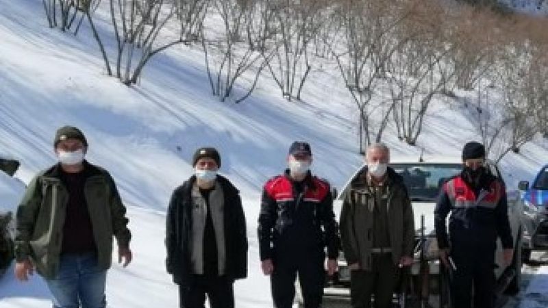 Düzce'de avladıkları karacayı sırtlarında taşırken yakalandılar