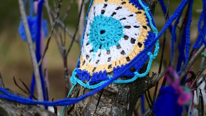 Kurumuş ağaçlar el örgüsüyle süslenip, kesilmeleri önlendi