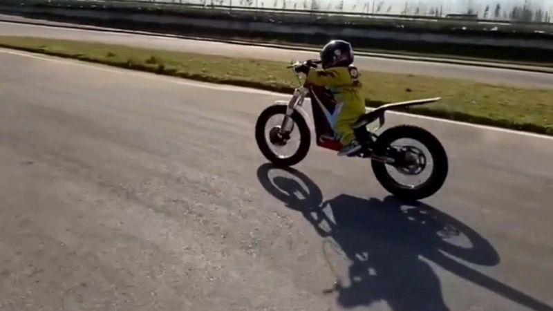 Kenan Sofuoğlu'nun bir buçuk yaşındaki oğlu motosiklet kullandı