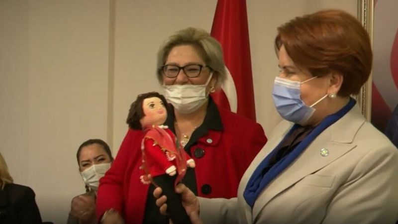 Meral Akşener'e kendisine benzeyen bez bebek hediyesi